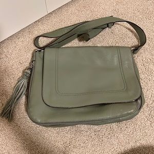 Flexible crossbody bag